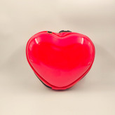 کیف آرایشی قلبی کوچک با ابعاد ۱۸×۱۶ سانتیمتر، رنگ قرمز براق و بند قابل جدا شدن، مناسب استفاده روزمره