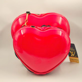 کیف آرایشی قلبی در دو سایز بزرگ و کوچک، با طراحی قالبی قرمز براق و بند قابل جدا شدن، چیدهشده کنار هم برای نمایش تفاوت ابعاد