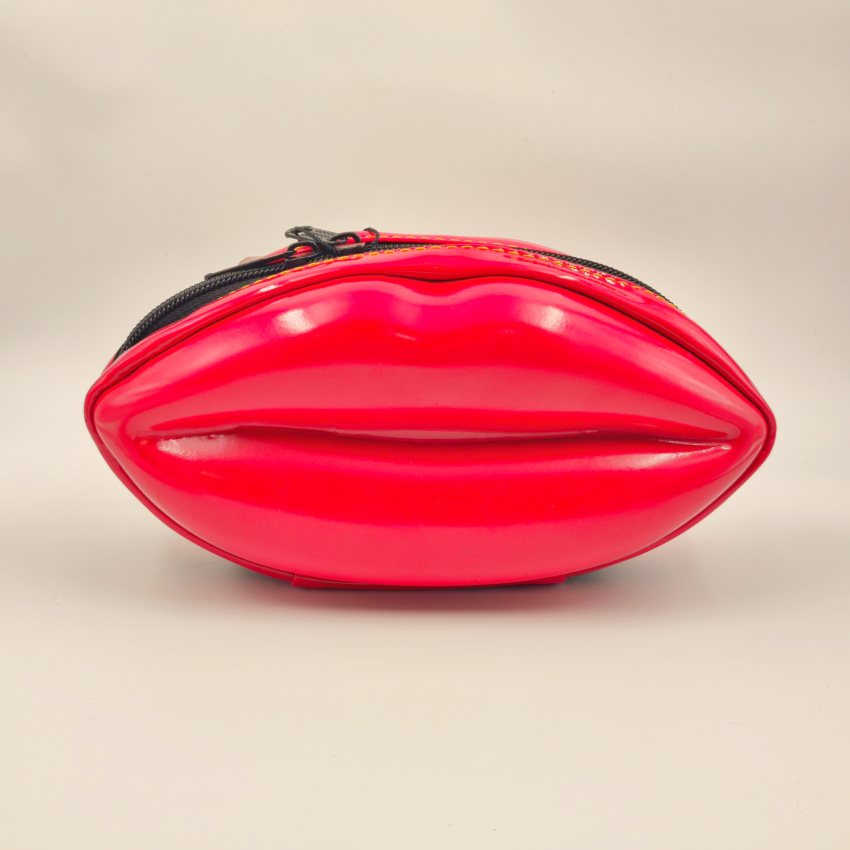 کیف آرایشی لب‌شکل کوچک با ابعاد ۲۳×۱۲ سانتی‌متر، فضای داخلی مشبک و کش دائمی، مناسب نظم‌دهی لوازم آرایشی