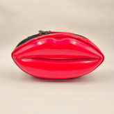 کیف آرایشی لبشکل کوچک با ابعاد ۲۳×۱۲ سانتیمتر، فضای داخلی مشبک و کش دائمی، مناسب نظمدهی لوازم آرایشی