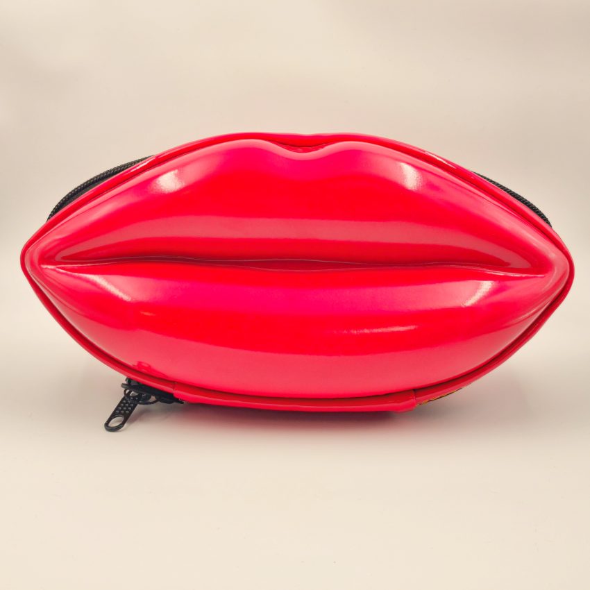 کیف آرایشی لب‌شکل بزرگ با ابعاد ۲۶×۱۳ سانتی‌متر، طراحی قالبی با فضای داخلی مشبک، مناسب حمل براش و اکسسوری