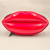 کیف آرایشی لبشکل بزرگ با ابعاد ۲۶×۱۳ سانتیمتر، طراحی قالبی با فضای داخلی مشبک، مناسب حمل براش و اکسسوری