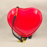 کیف آرایشی قلبی بزرگ با ابعاد ۲۲×۱۹ سانتیمتر، طراحی قالبی و سطح براق، مناسب سفر و نگهداری ست کامل آرایش