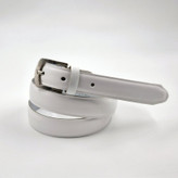 کمربند زنانه سفید با عرض ۲.۵ سانتیمتر و سگک نقرهای، طراحی مینیمال مناسب استایل روزمره و رسمی