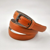 کمربند زنانه عسلی با عرض ۲.۵ سانتیمتر و سگک نقرهای، رنگ گرم مناسب استایل پاییزی و کژوال