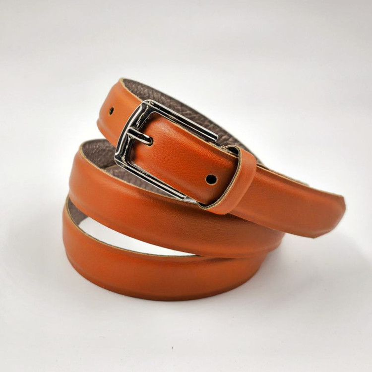 کمربند زنانه عسلی با عرض ۲.۵ سانتیمتر و سگک نقرهای، رنگ گرم مناسب استایل پاییزی و کژوال