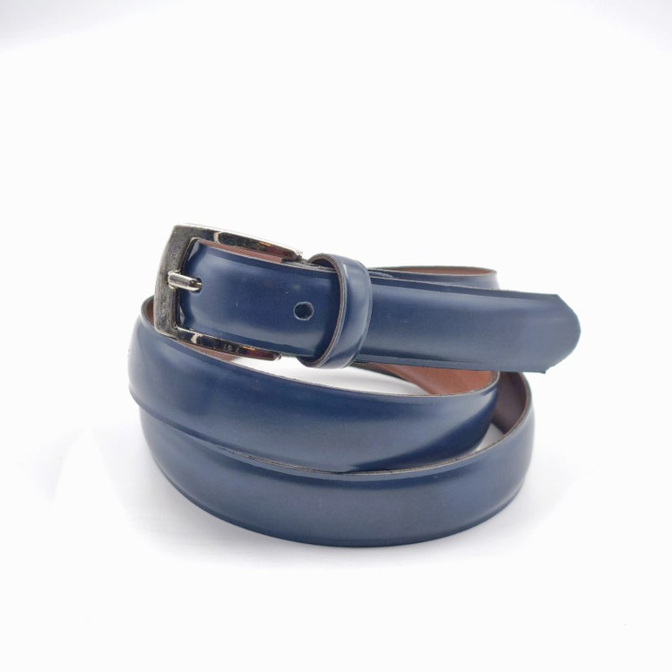 کمربند زنانه سورمهای با عرض ۲.۵ سانتیمتر و سگک نقرهای، رنگ تیره مناسب استایل رسمی و لباسهای تیره