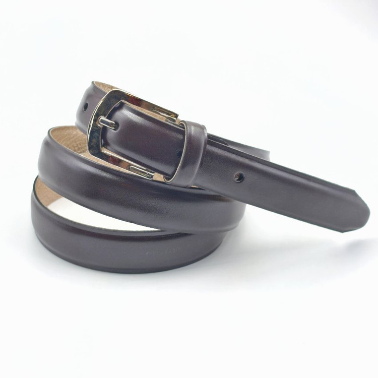 کمربند زنانه قهوهای با عرض ۲.۵ سانتیمتر و سگک نقرهای، مناسب استایل کلاسیک و ترکیب با لباسهای چرمی