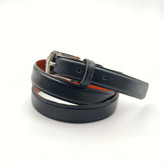 کمربند زنانه مشکی با عرض ۲.۵ سانتیمتر و سگک نقرهای، مناسب استفاده روزمره، رسمی و تیپ کلاسیک