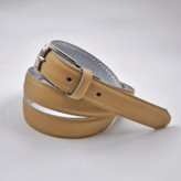 کمربند زنانه کرم با عرض ۲.۵ سانتیمتر و سگک نقرهای، رنگ روشن مناسب استایل تابستانی و لباسهای روشن