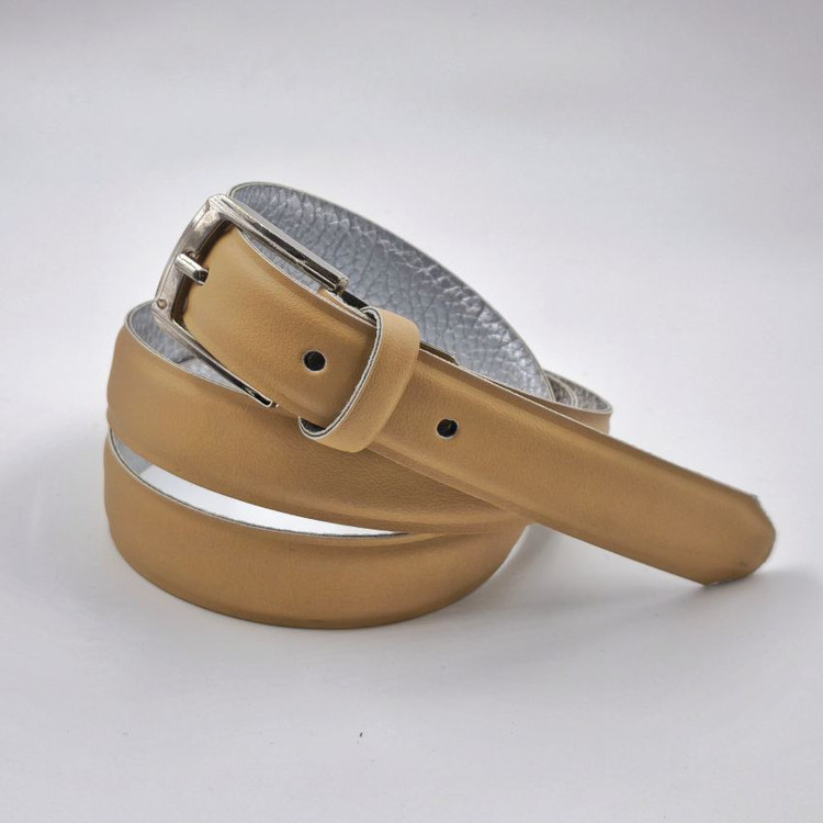 کمربند زنانه کرم با عرض ۲.۵ سانتیمتر و سگک نقرهای، رنگ روشن مناسب استایل تابستانی و لباسهای روشن