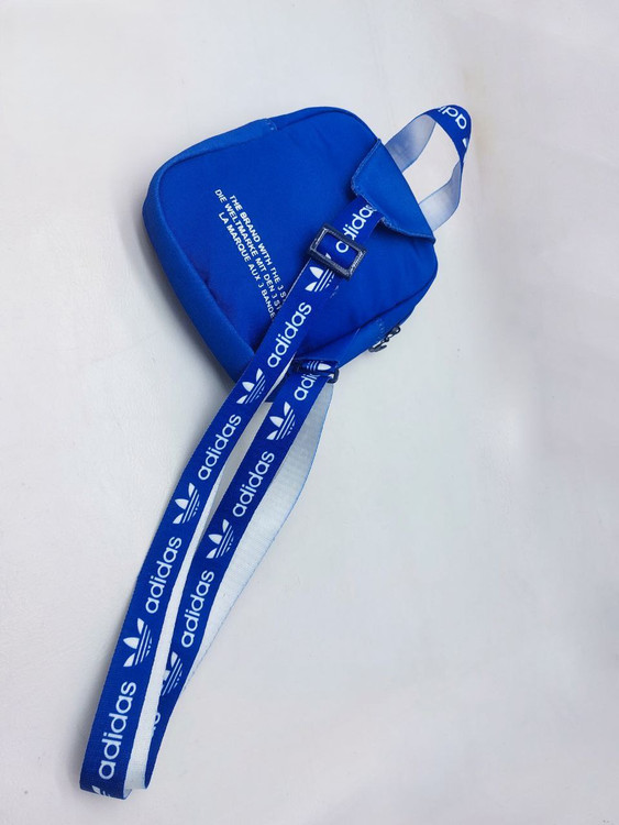 بند آبی بادی بگ آدیداس با لوگوی سفید و نوشته adidas روی بند