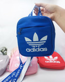بادی بگ آبی آدیداس با بند برنددار و نوشته سه پر روی محصول