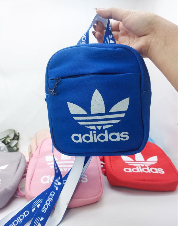 بادی بگ آبی آدیداس با بند برنددار و نوشته سه پر روی محصول