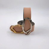 کمربند زنانه کرم با سگک هندسی نقرهای و طلایی - چرم مصنوعی برند درنیکا