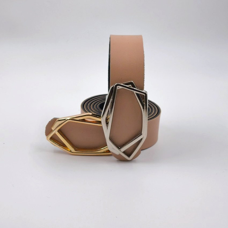 کمربند زنانه کرم با سگک هندسی نقرهای و طلایی - چرم مصنوعی برند درنیکا