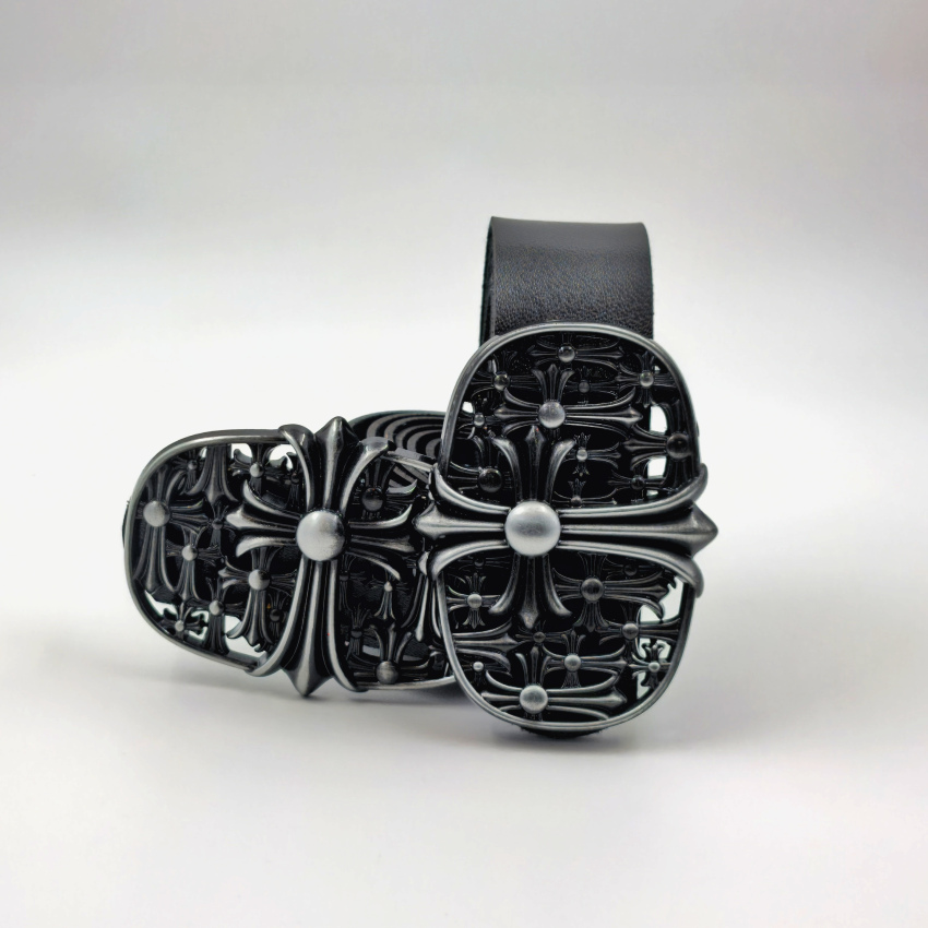 کمربند مشکی چرم مصنوعی با سگک فلزی دودی برند Chrome Hearts (کروم هارتز) مدل گوتیک، عرض ۴ و طول ۱۱۵ سانتی‌ متر