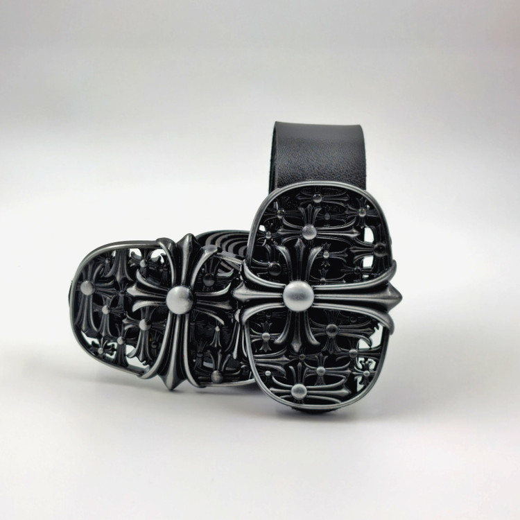 کمربند مشکی چرم مصنوعی با سگک فلزی دودی برند Chrome Hearts (کروم هارتز) مدل گوتیک، عرض ۴ و طول ۱۱۵ سانتی متر