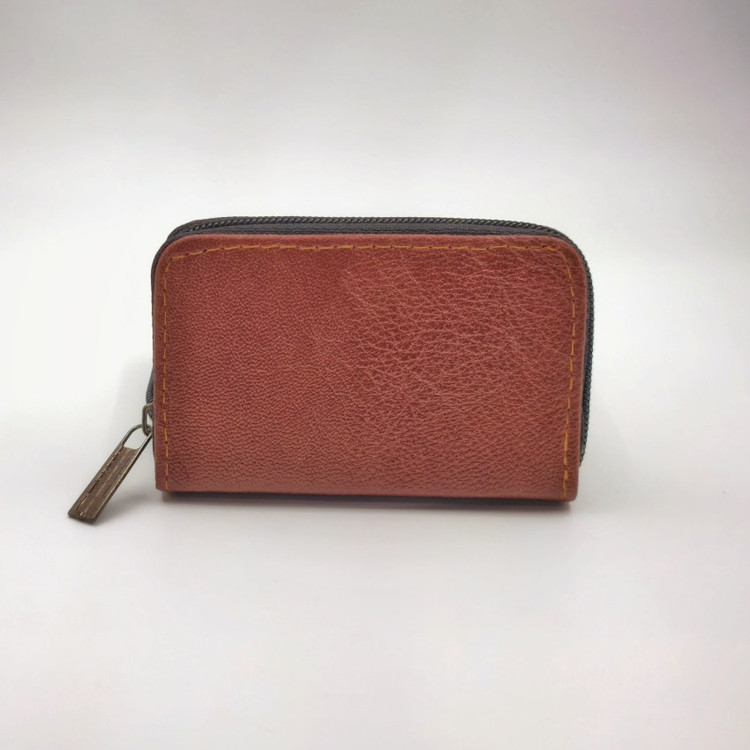 جاکارتی چرمی زیپدار عسلی با طراحی فشرده و زیپ و سرزیپ فلزی، مناسب برای استایل شهری و حمل کارتهای ضروری