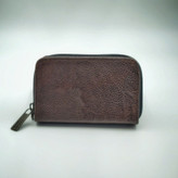 جاکارتی چرمی زیپدار قهوهای تیره با ساختار داخلی چندبخشی، ترکیبی از ظاهر کلاسیک و ظرفیت کارت بالا