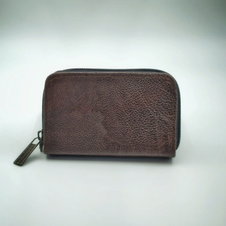 جاکارتی چرمی زیپدار قهوهای تیره با ساختار داخلی چندبخشی، ترکیبی از ظاهر کلاسیک و ظرفیت کارت بالا