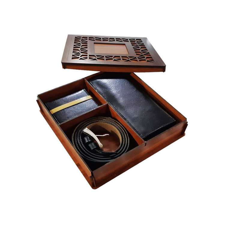 ست هدیه چرم طبیعی مردانه شامل کیف پول چرمی مشکی، کمربند چرمی مشکی با سگک نقرهای، و جا کارتی چرمی داخل جعبه چوبی لوکس با طراحی هندسی