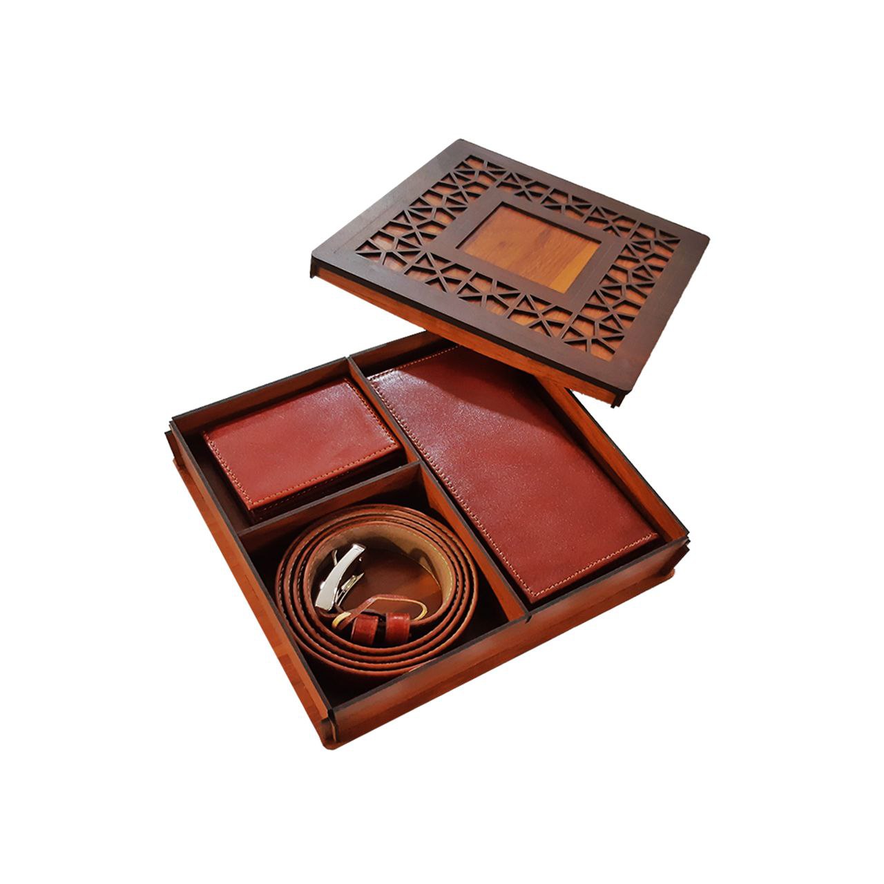 ست چرم طبیعی مردانه شامل کیف پول چرمی عسلی، کمربند چرمی قهوه‌ای، جا کارتی و جا کلیدی چرمی داخل جعبه چوبی لوکس با طراحی هندسی – مناسب هدیه یا مصرف شخصی