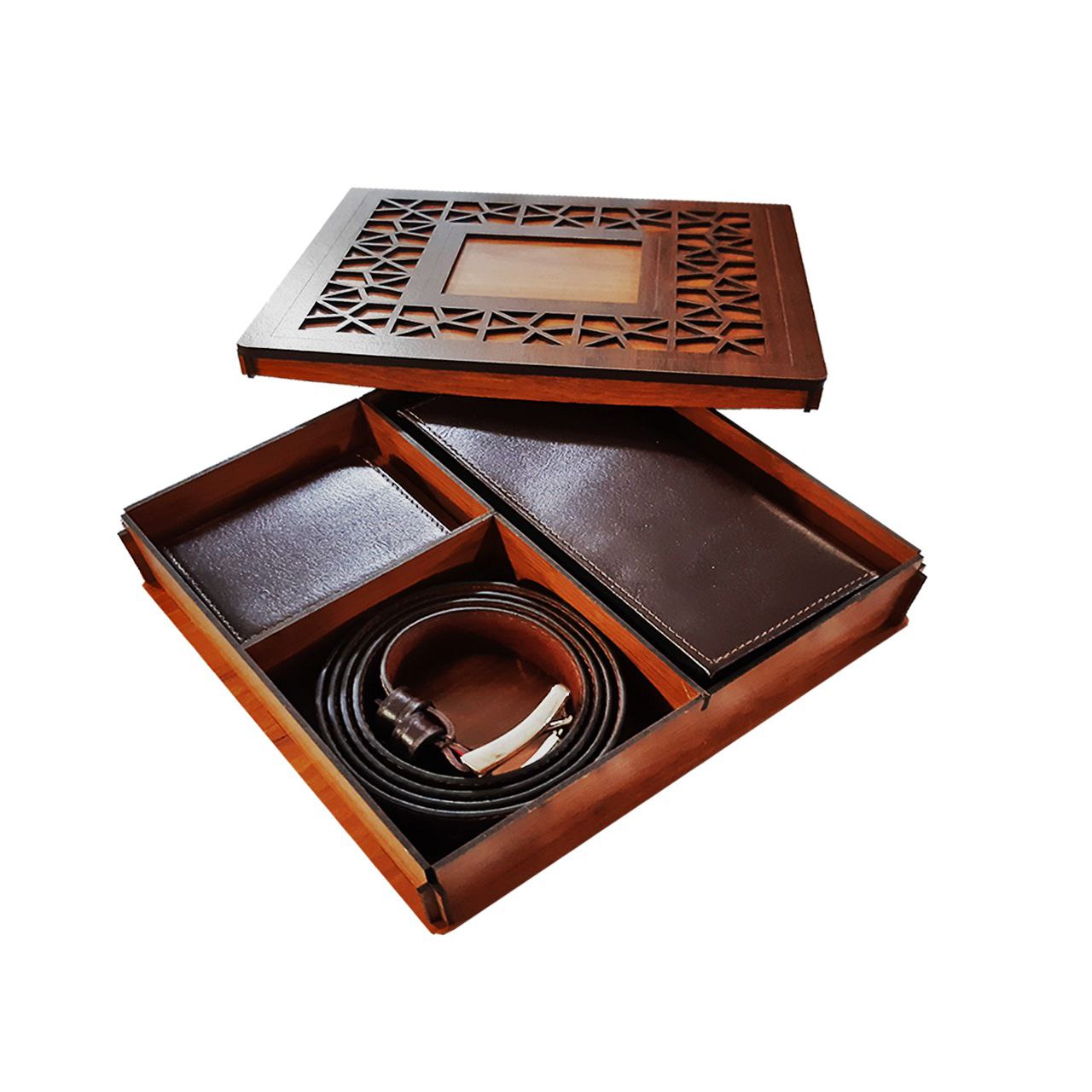 ست چرم طبیعی مردانه شامل کیف پول چرمی، کمربند چرمی با سگک فلزی، و جا کارتی چرمی داخل جعبه چوبی لوکس با طراحی هندسی – مناسب هدیه رسمی یا مصرف شخصی