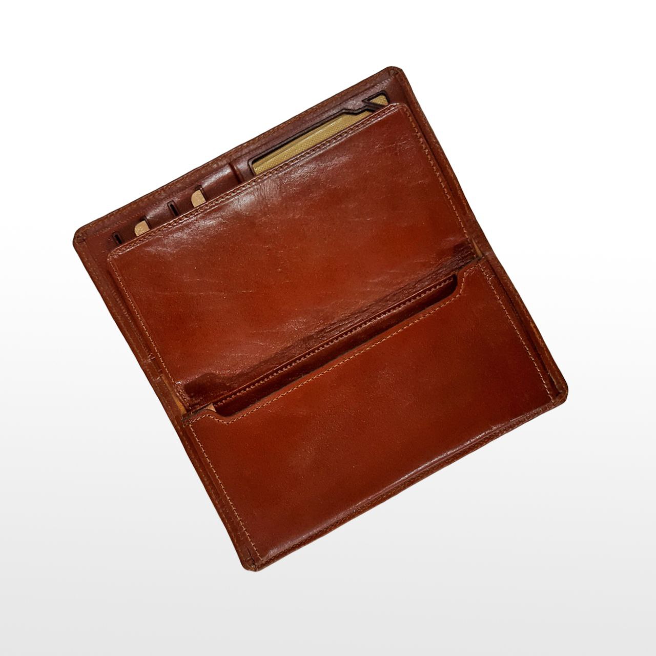 کیف بلند چرمی قهوه‌ای با جای مخصوص گوشی موبایل، محفظه کارت، قلم و کابل – طراحی کاربردی برای استفاده روزمره و سفر