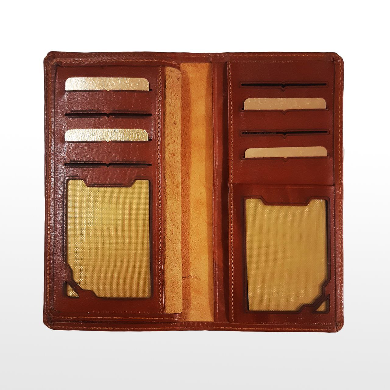 کیف پول چرمی قهوه‌ای با جای کارت، محفظه توری برای کارت شناسایی، و بخش مرکزی با بافت متفاوت – طراحی کاربردی برای نظم‌دهی به کارت‌ها و مدارک