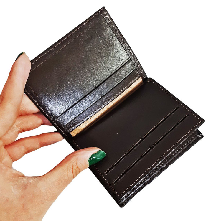 جاکارتی چرمی مشکی با طراحی مینیمال، جای کارتهای بانکی در دو طرف، دوخت ظریف و چرم نرم – مناسب استفاده روزمره و رسمی