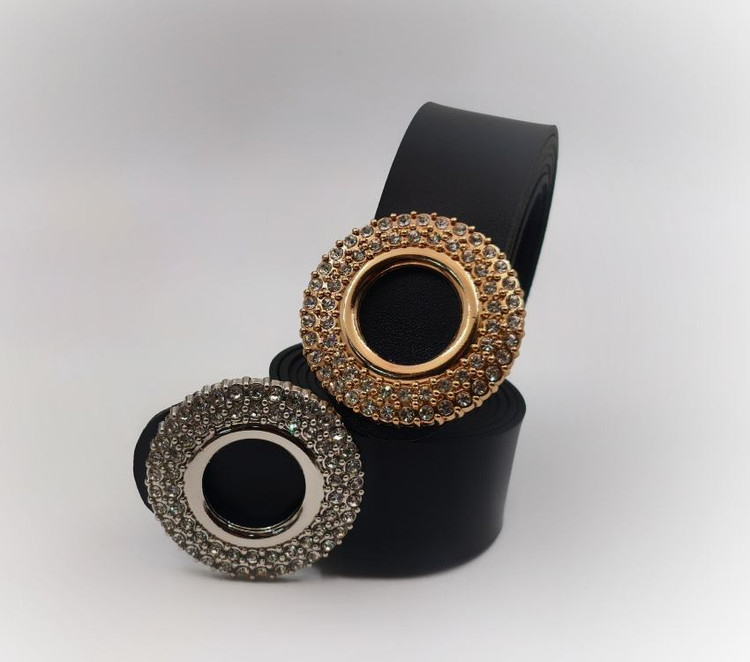 کمربند زنانه چرم مصنوعی مشکی با سگک گرد نگیندار نقرهای و طلایی، عرض ۳.۵ طول ۱۱۵