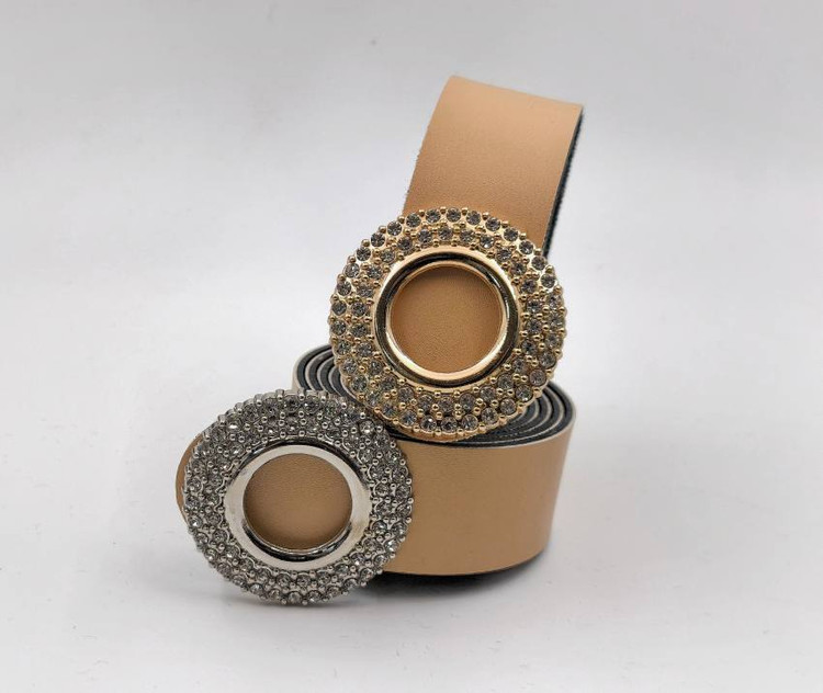 کمربند زنانه چرم مصنوعی کرم با سگک گرد نگیندار طلایی و نقره ای، عرض ۳.۵ طول ۱۱۵
