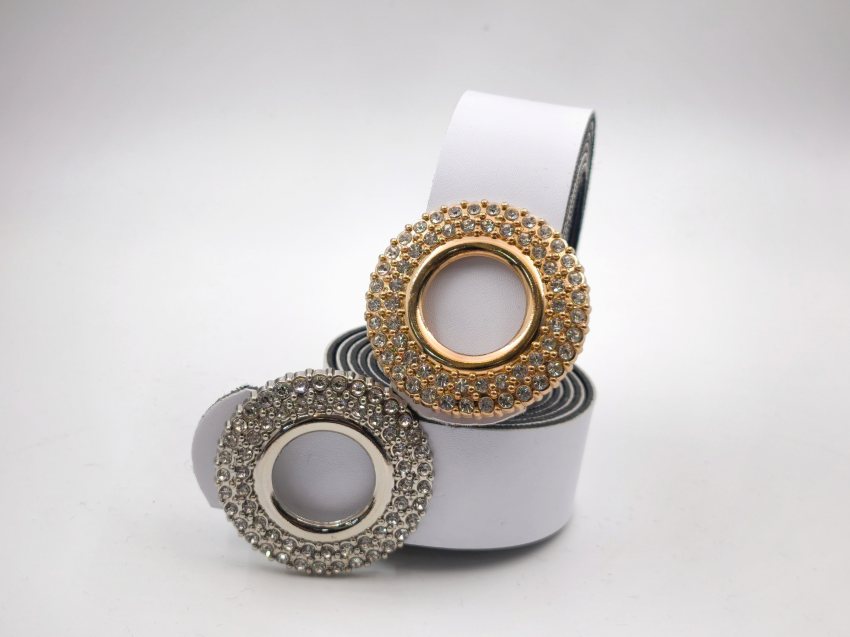 کمربند زنانه چرم مصنوعی سفید با سگک گرد نگین‌دار نقره‌ای و طلایی، عرض ۳.۵ طول ۱۱۵