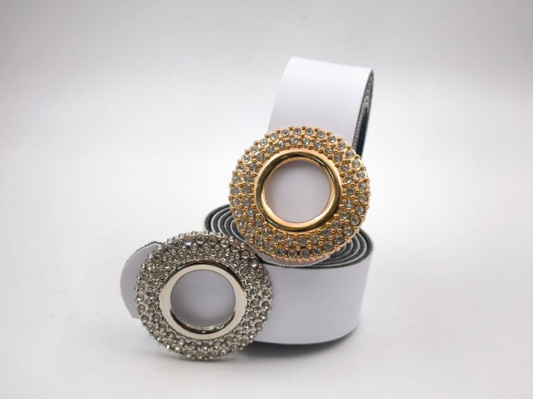کمربند زنانه چرم مصنوعی سفید با سگک گرد نگیندار نقرهای و طلایی، عرض ۳.۵ طول ۱۱۵