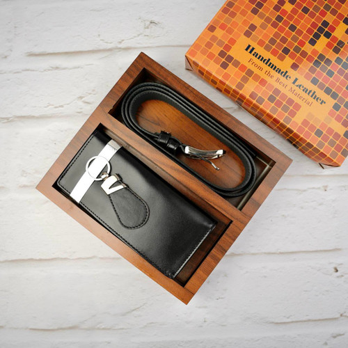 ست چرم طبیعی مردانه مشکی شامل کمربند سگک زبانهدار آبکاری ثابت، کیف پول و جا کلیدی در جعبه چوبی