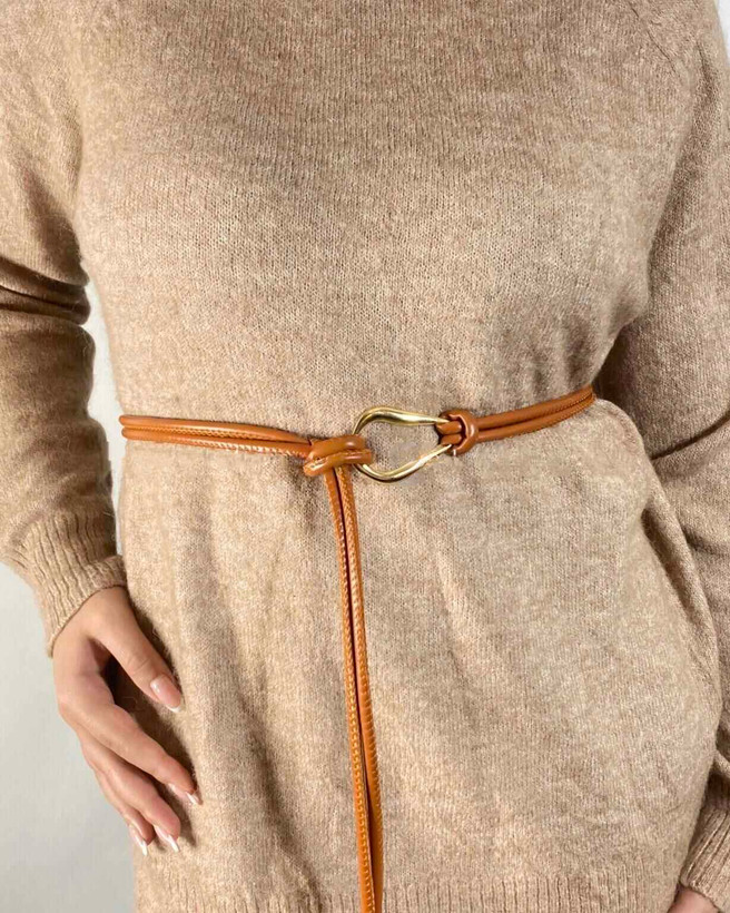 کمربند بندی زنانه عسلی با طراحی گرهای و سگک اشکی طلایی، مناسب استایلهای روشن