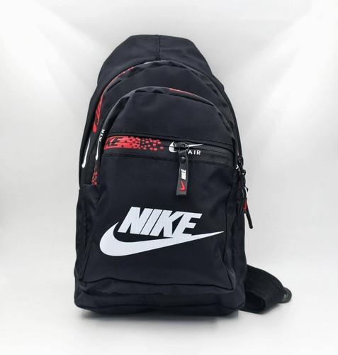 بادی بگ نایک اسپرت مشکی با جنس خلبانی ضدآب، لوگوی سفید بزرگ روی جیب جلو و بند شانهای قابل تنظیم و سرزیپ برند