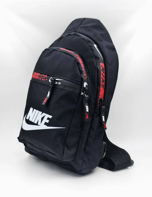 بادی بگ نایک اسپرت مشکی با جنس خلبانی ضدآب، لوگوی سفید بزرگ روی جیب جلو و بند شانهای قابل تنظیم و سرزیپ برند