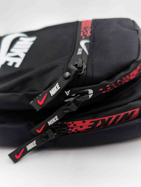 زیپ روان بادی بگ نایک با سرزیپ برنددار و لوگوی قرمز، نشاندهنده اصالت و کیفیت محصول اصلی