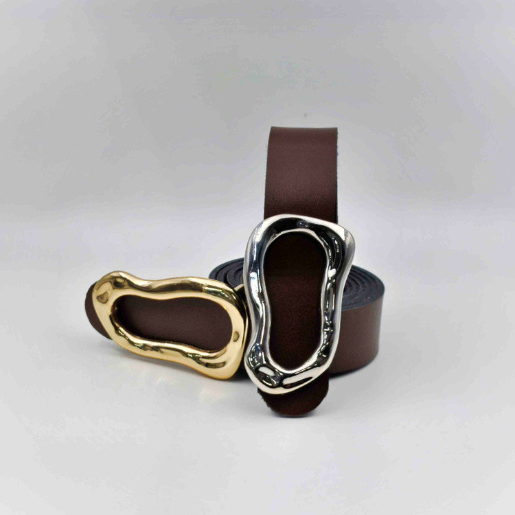 کمربند قهوه ای با سگک دفرمه طلایی و نقره ای