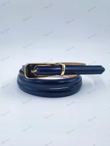 کمربند زنانه باریک سرمه‌ای با سگک زبانه‌دار طلایی مناسب استایل روزمره و مجلسی